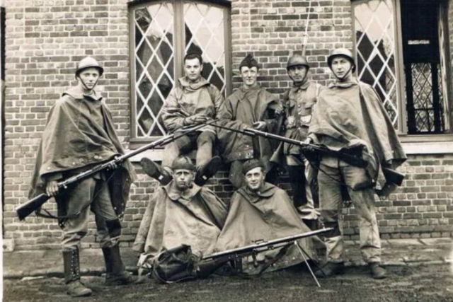 French or Belgian soldiers WWI, bayonets look Belgian
