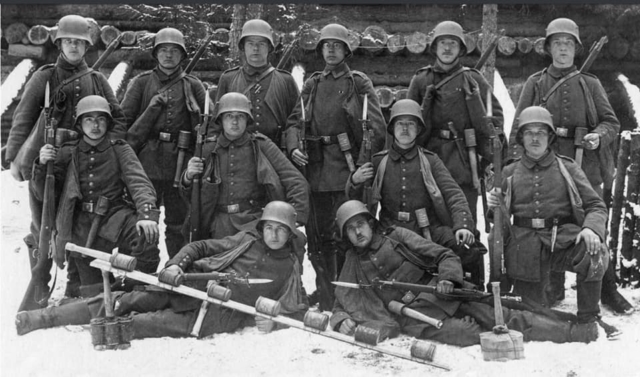 Germans with short ersatz bayonets WWI