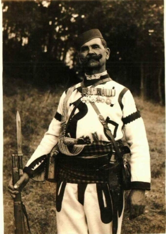 Serbian soldier with Mannlicher bayonet